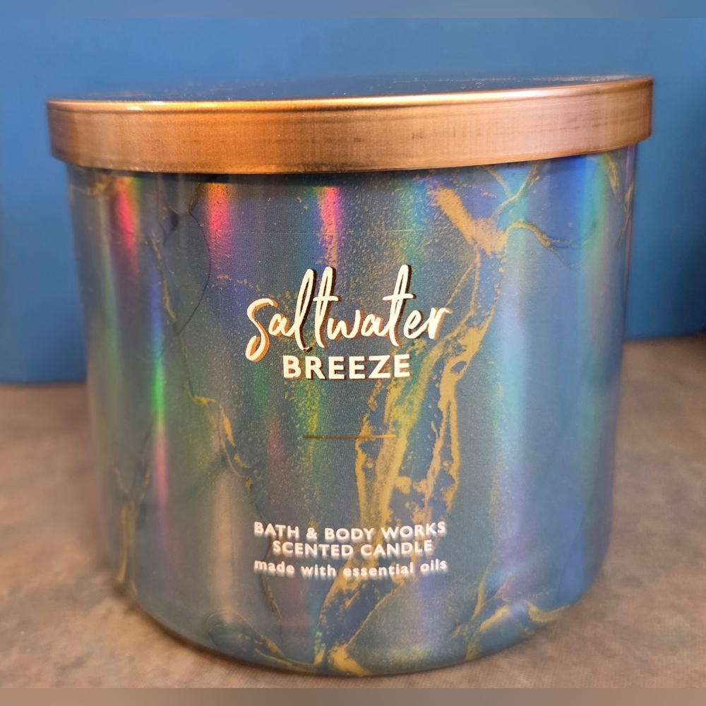 🆕️Bath & Body Works Saltwater Breeze Candle - Iridescent Blue and Gold